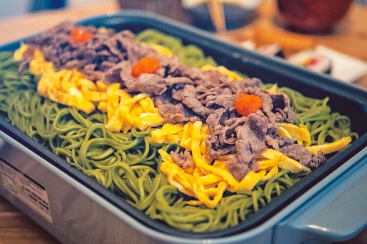 山口の郷土料理「瓦そば」もある。瓦そばの名店の味が家庭で楽しめるセット「元祖瓦そば たかせ」は、瓦がなくても写真のようにホットプレートでOK。