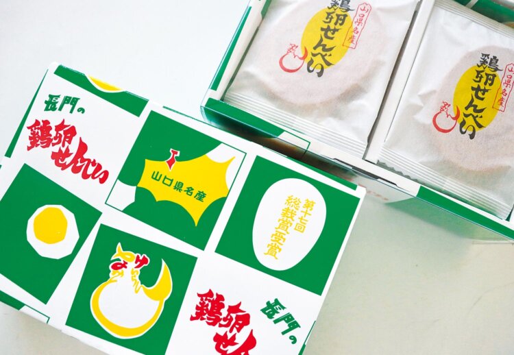 どこか懐かしい素朴な味わいが魅力の地元名物「鶏卵せんべい」。パッケージの“のりたま”感がかわいい。