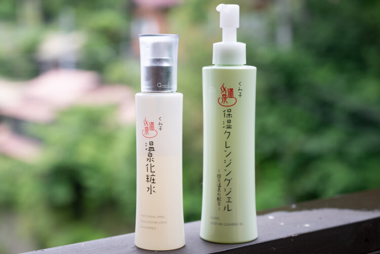 合成香料、鉱物油など不使用の「くみ子温泉化粧水」と「くみ子保湿クレンジングジェル」はアメニティに採用。