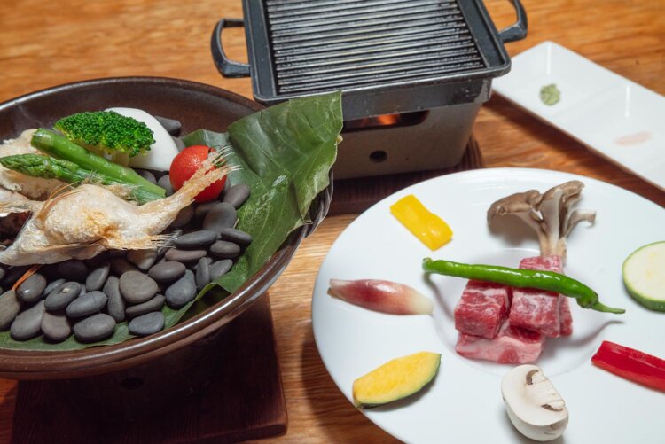 焼き物は赤ムツの宝楽焼（左）、群馬県産の上州牛ローストと魚・肉が両方食べられる。季節の野菜が彩りを添えて。