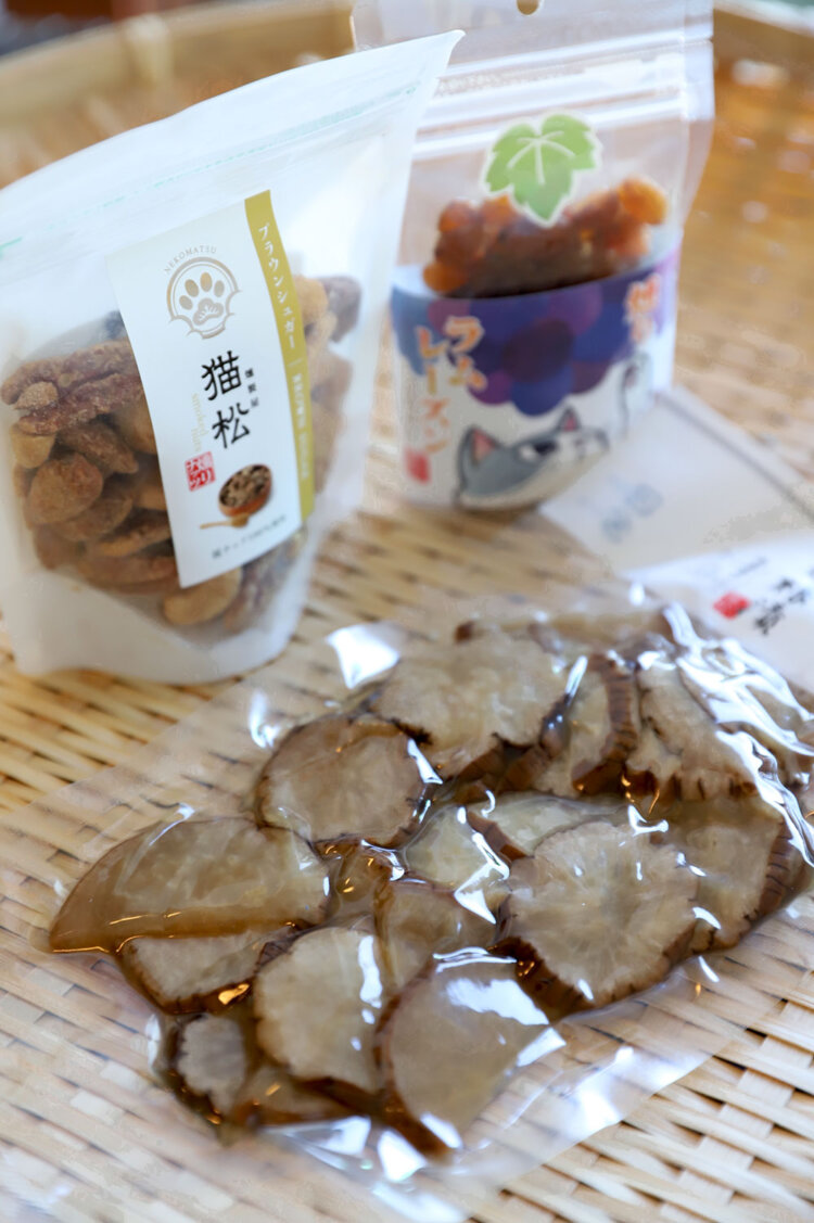 専用の小屋で4日間も燻いぶした『燻製屋猫松』の燻り大根漬け600円、燻りナッツ850円など。鹿角市内の道の駅などで販売。