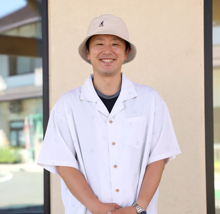 『燻製屋猫松』代表の松村託磨さん。「香りが芳醇で日本人にもなじみ深い桜のチップで燻製しています」。