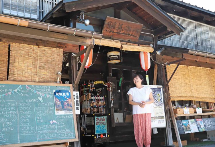 「見学ご希望の方は中で建物の特徴をご案内します」と、ここで働く勝山さゆりさん。