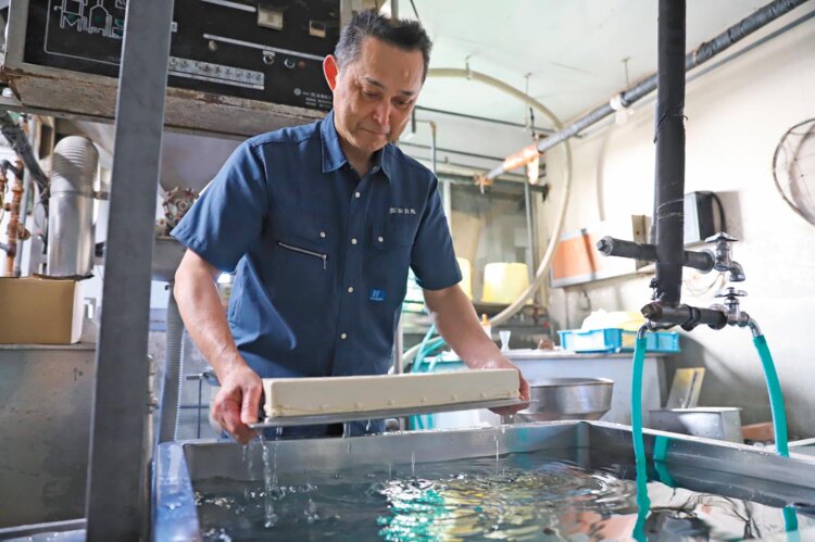 甘みの強い大豆･ミヤギシロメを使い、敷地内に湧くクセのない軟水で仕込む4代目の奈良正意（まさい）さん。