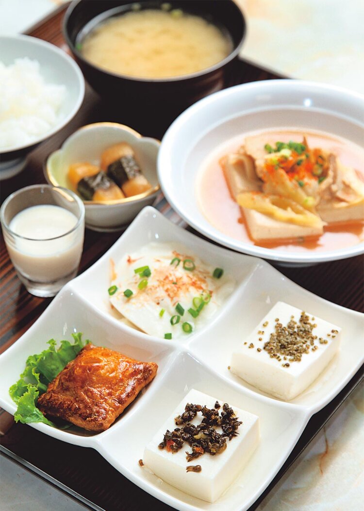 肉豆腐や寄せ豆腐などを味わえる奈良亀とうふ定食1500円。