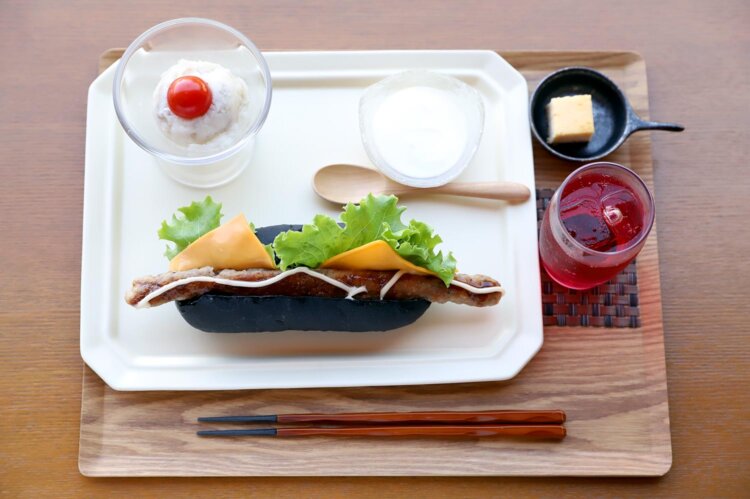 併設の「ごしょカフェ」では、自家製ソーセージを竹炭パンで挟んだ八幡平ポーク黒ドッグのセット1200円を提供。