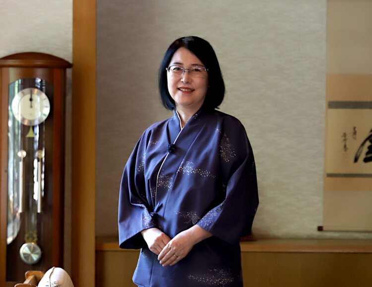 女将の阿部愛恵さん。「9月下旬から八幡平山頂より紅葉が徐々に下りてきます」。
