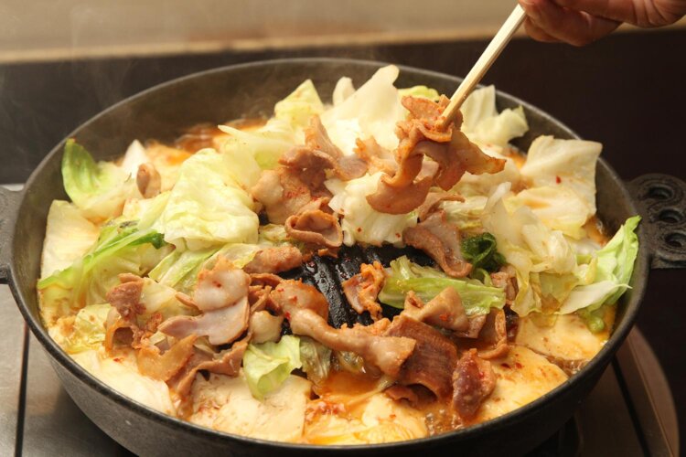 ホルモン2人前780円、キャベツ260円、豆腐一丁330円。