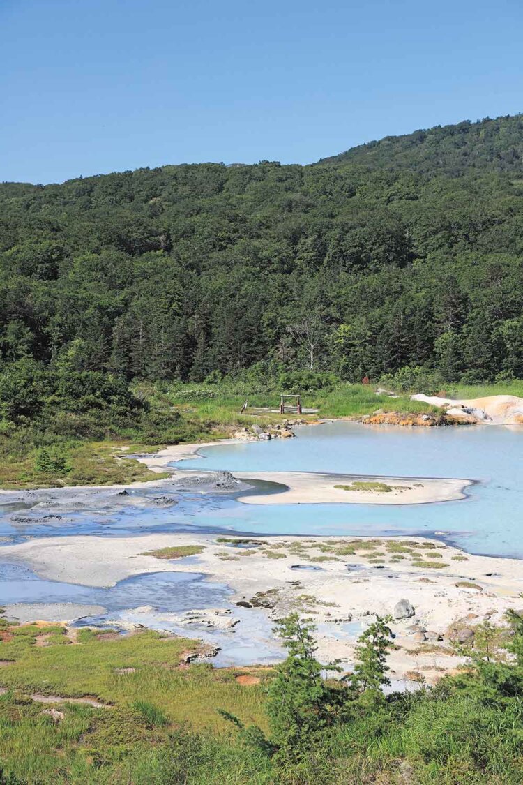 噴湯・噴気の活動が盛んな大湯沼。秋は乳青色の水面と紅葉の対比が美しい。