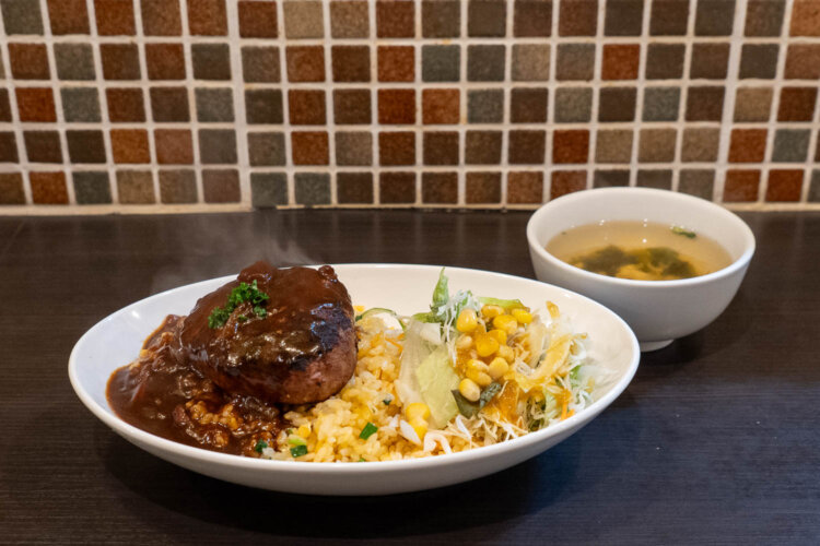 ベーキライスのハンバーグのせ。サラダとスープがついて1400円。ボリュームあり。