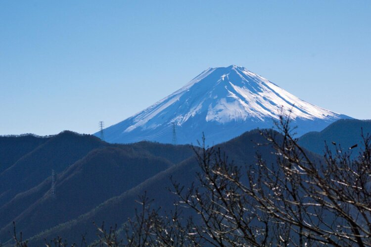 笹子雁ヶ腹摺山の南側には富士山の先っぽが見える。