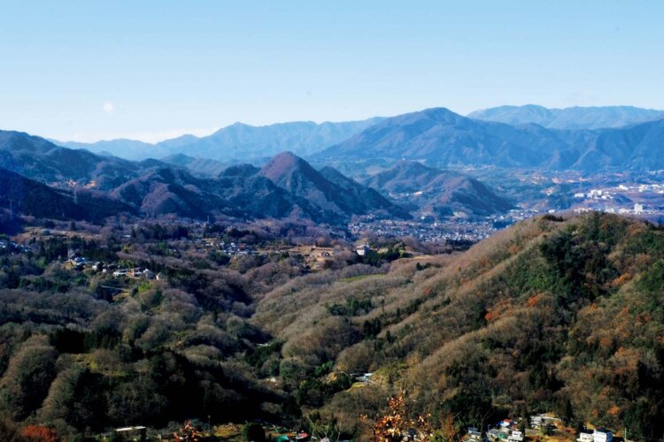 峰（峰山）山頂の先にある八坂山からの眺望。中央左側の尖（とが）っている山は上野原の鶴橋御前山。