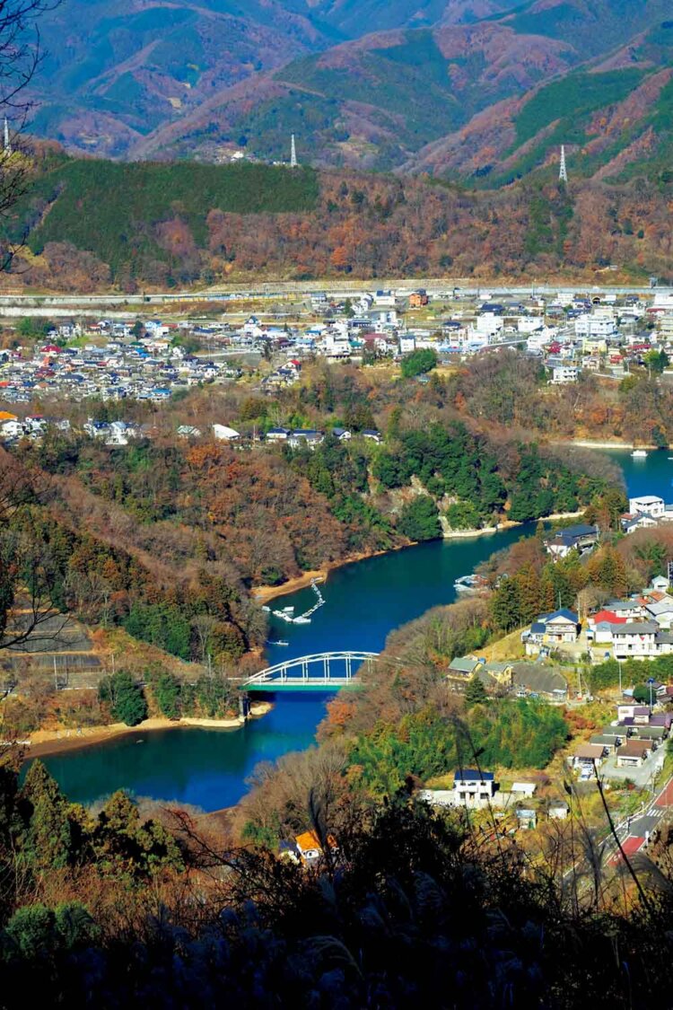 金剛山へ上がる途中から振り返ると藤野の街並みがよく見える。