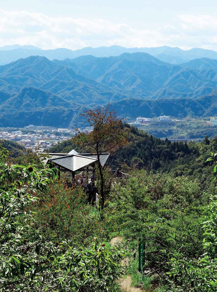 八重山から下りてくると展望台がある。
