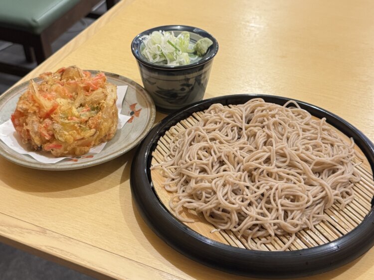 もりそば430円に3種のかき揚げ300円。