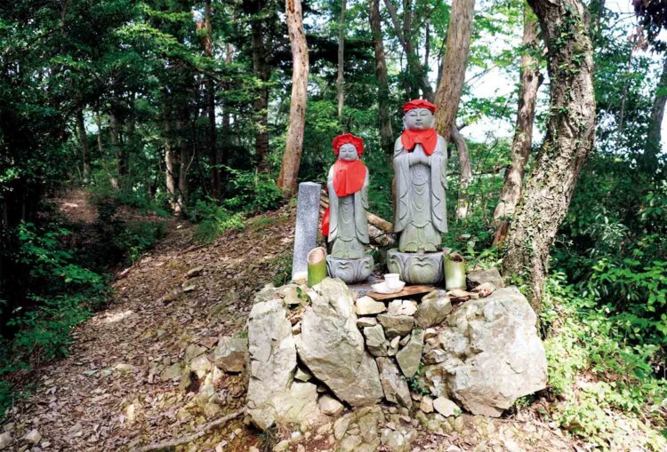 地蔵峰に着くと2体の地蔵が迎えてくれる。