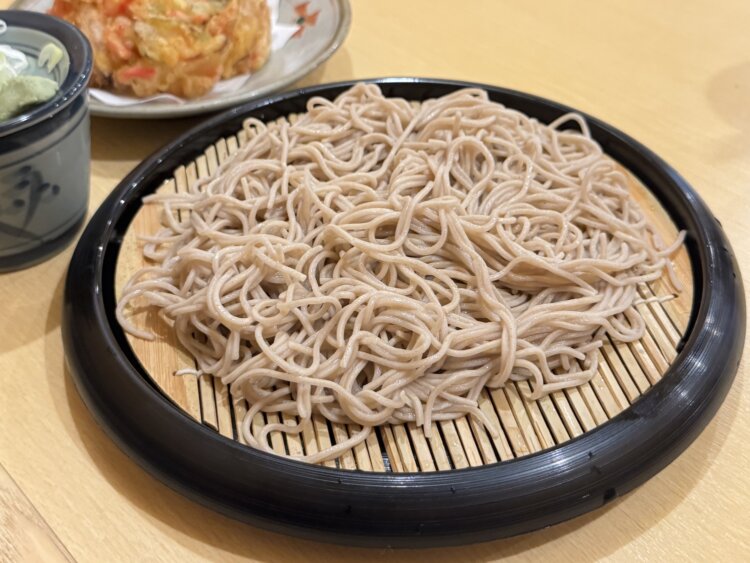 香りも喉越しも上等なそば。