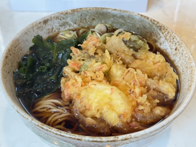 かき揚げそば600円。玉ねぎの甘さが立つかき揚げも絶品。