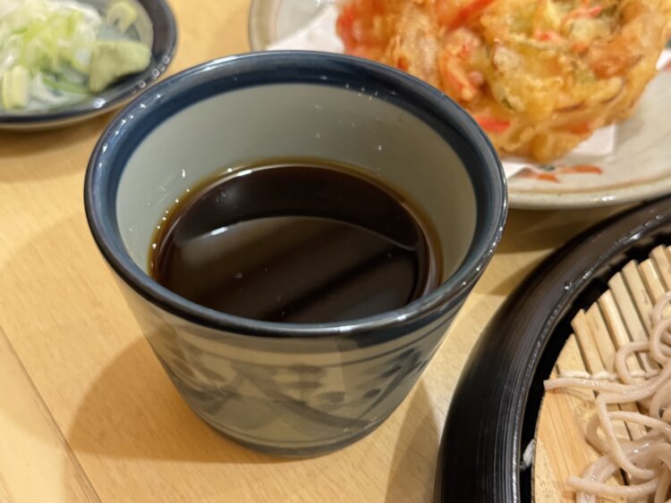 濃くキリっとしたもり汁。そばのツユはこうでなくちゃ。