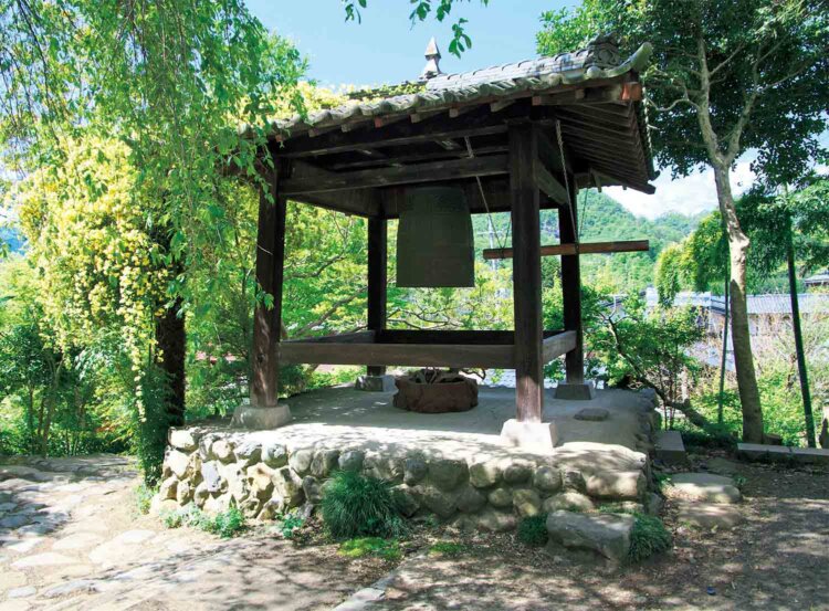 登山口付近にある福泉寺の境内。