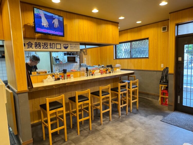 店内はカウンターとテーブル席でゆっくりできる。