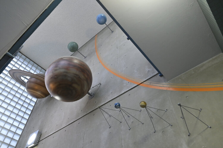 3階の階段には惑星の模型。オレンジ色の線が太陽の大きさだ。