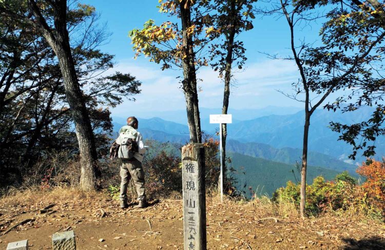 権現山の山頂。写真（北側）は奥多摩や奥秩父、南側は富士山や道志の峰々という好展望。