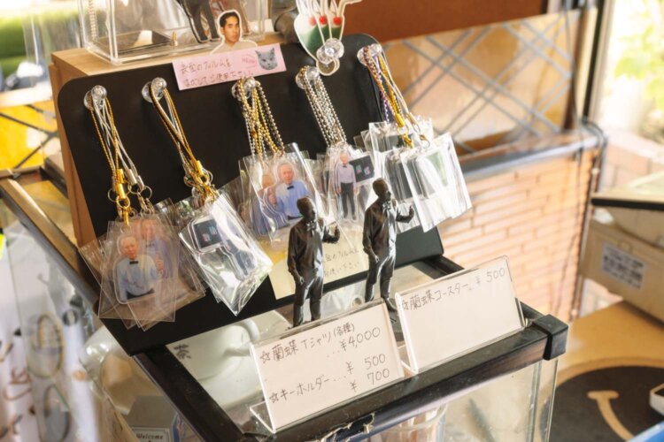 常連客の発案で製作されたアクキーなど、グッズも評判。購入特典としてマスターとの記念撮影も。