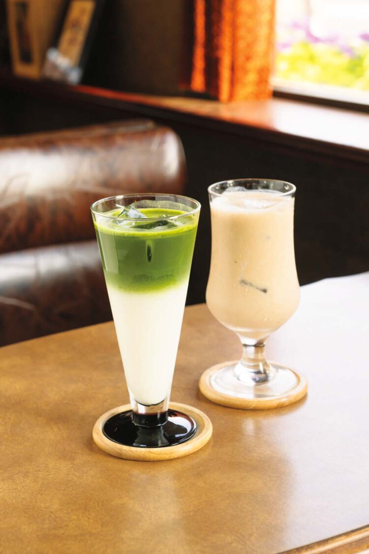 抹茶ラテ680円（写真左）は、注文ごとに抹茶を点てるところから作る。バナナシナモンヨーグルトジュース700円。