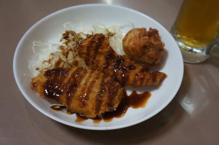 『キッチンアオイ』のミックスフライA。これで330円。揚げたてだ。