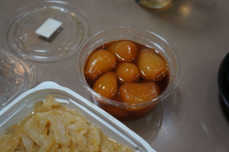 店先で売っているものも持ち込める。らっきょう313円。手前は不思議な「北斎のききめ」313円。