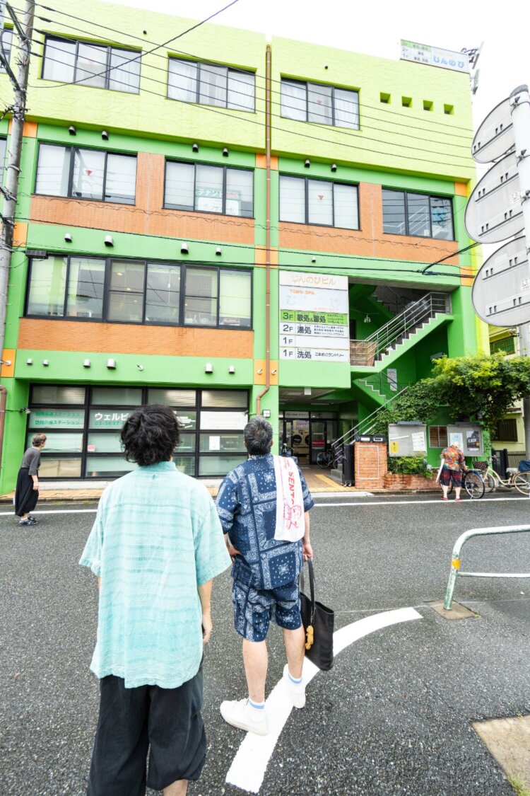 若草色のじんのびビル。風情がある～。