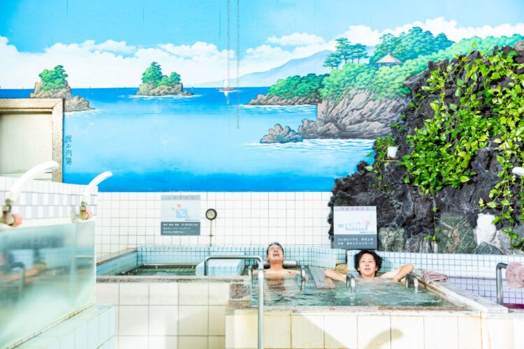 「柔らかいんだよね～身体を優しく包んでくれる！」「薪で焚かれたお湯なんか肌触り違いますよね～」。