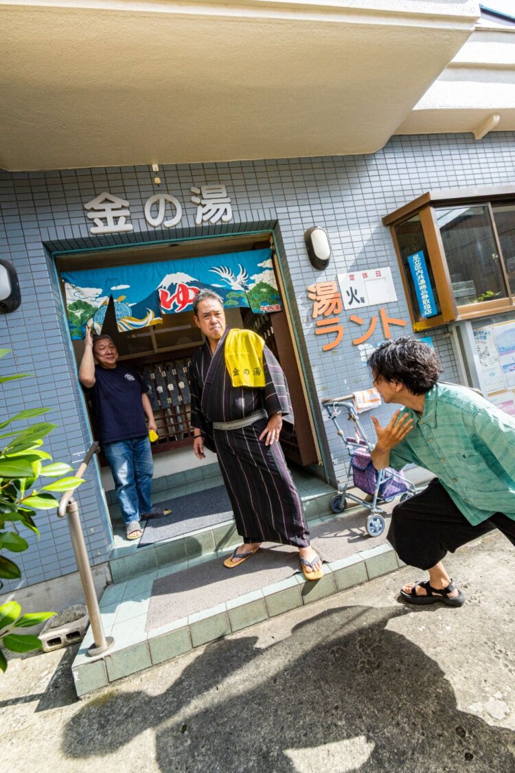 左から『金の湯』大将・土田勇一さん、銭湯師匠・春風亭一蔵、銭湯弟子・どてらい堂（取材・文）