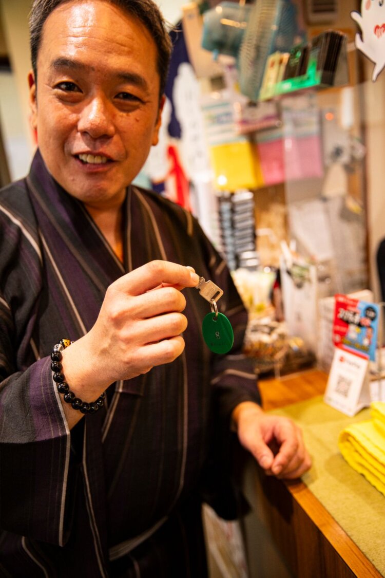 個人ロッカーの鍵を受け取る。