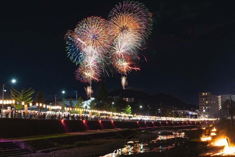 弘法山公園から打ち上げられる花火は19時30分～20時（荒天の場合は10月4日に順延）。