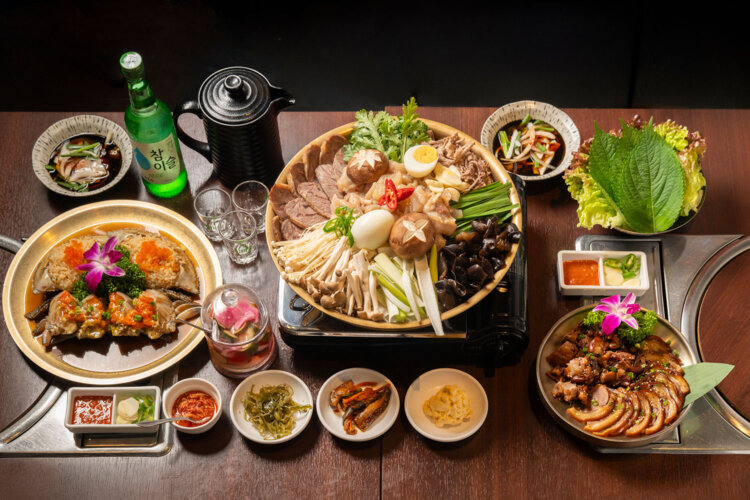 料理は左から、ジュモン・カンジャンケジャン5280円、オボクジェンバン8250円、豚足4180円（写真は大、サンチュセットつき）。左上はチャミスル1650円。