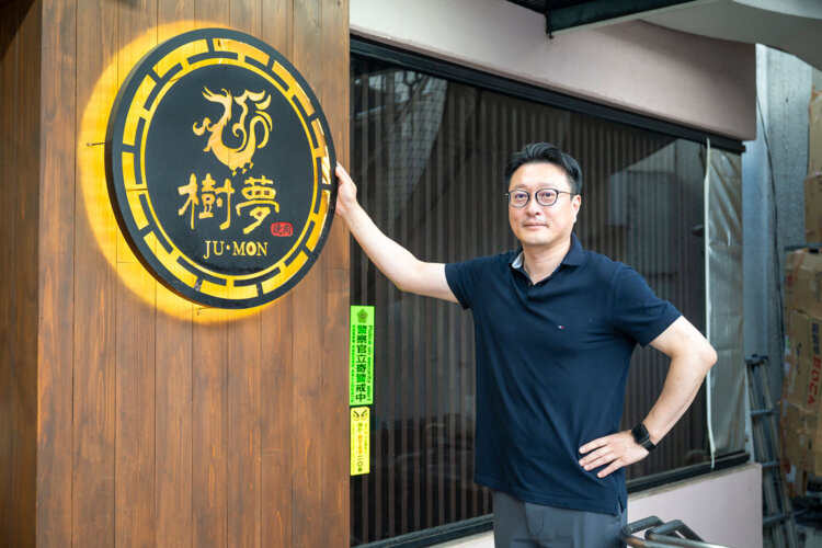 来日25年、赤坂を見続けてきた劉さん。「韓国の店はみんな知り合いです」と話す。