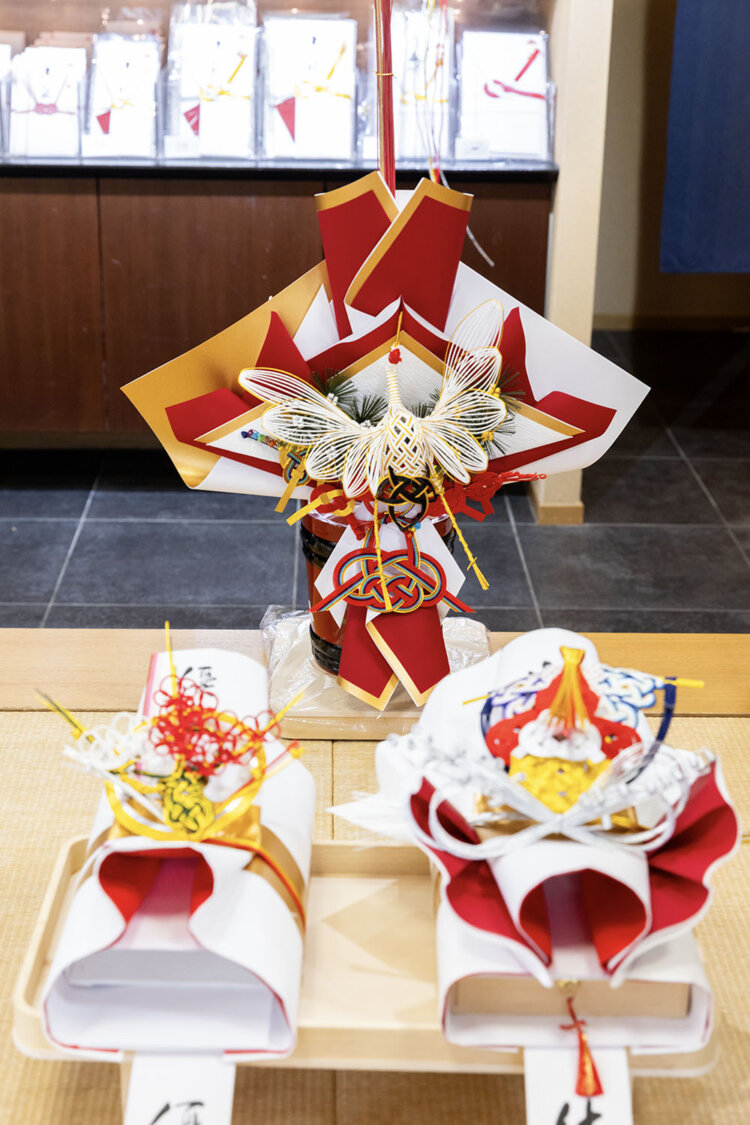 末永い縁を願い、鶴や亀などが結ばれる結納の水引。凛とした気品と美しさを宿す。