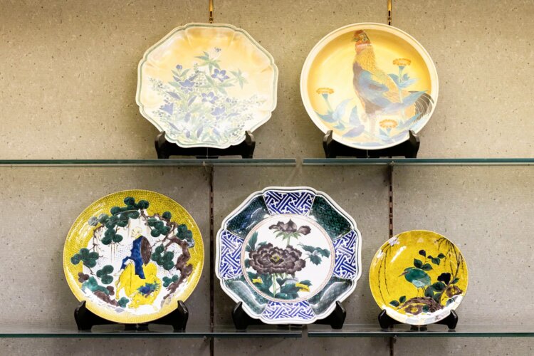 草花や鳥をモチーフにした、伝統的な図柄を描く大皿の色彩と大胆な構図に魅了される。