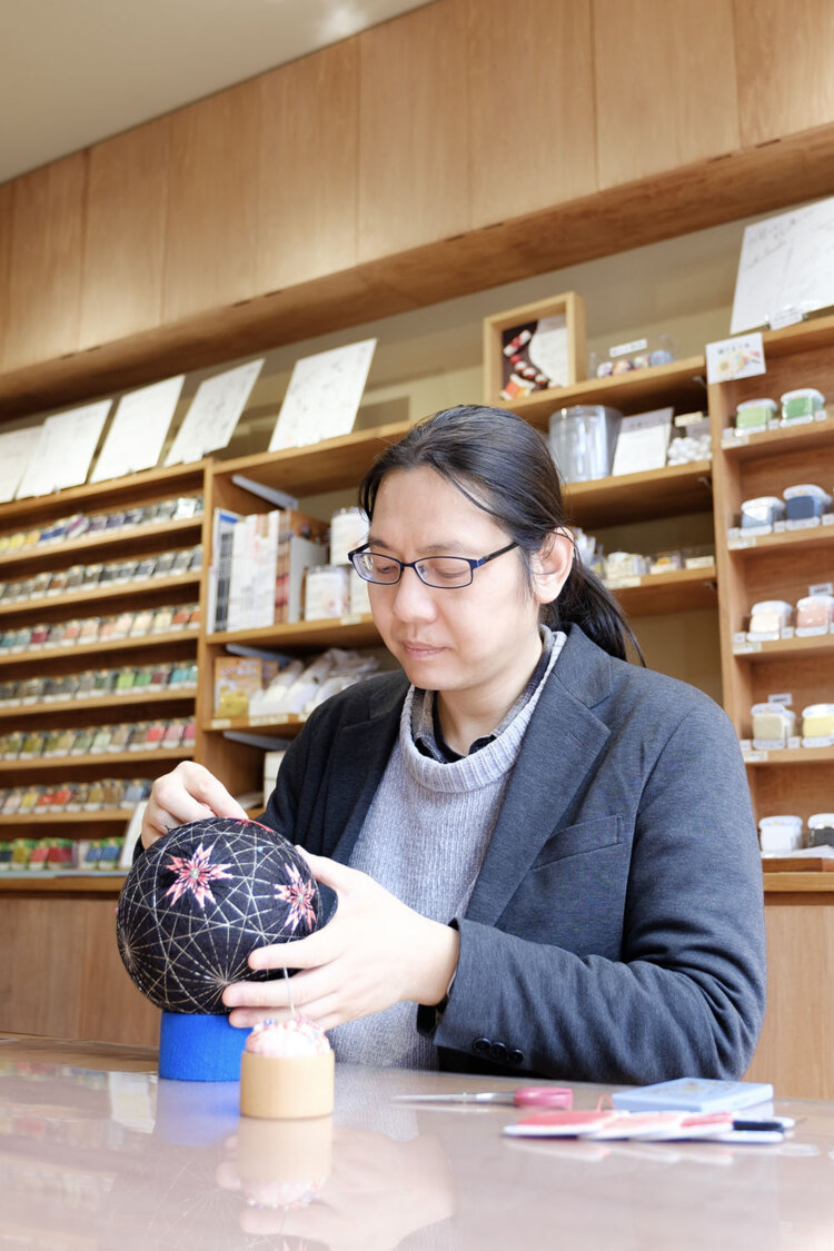 「無心で針を進めると時間を忘れる」と、てまり作家の小出さん。