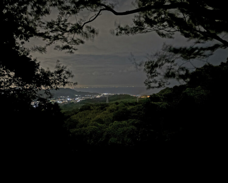 月夜には月に照らされた海がよく見える。丘陵には「見晴台」という名のスポットもあるが、わざわざそこに行かなくても眺めのいい場所があちこちにあり、見晴らし放題。