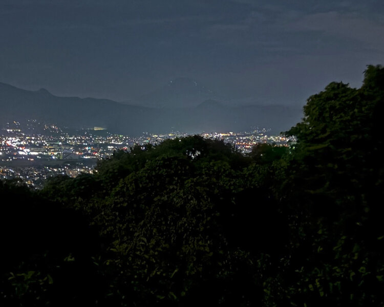 この丘陵は夜富士のビューポイントだらけでもある。夏の登山シーズンには富士山の山小屋たちの火影がよく見える。富士山が雪化粧する季節になれば、夜の中で白く浮かび上がる。