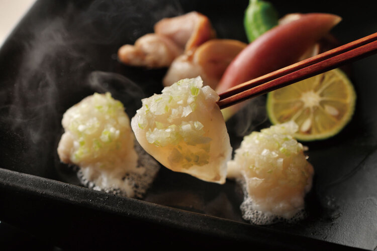 郷土料理・瓦そばから着想を得た「瓦焼き」をメインにフグ、イカ、鶏肉、野菜など地域ならではの食材がふんだんに。