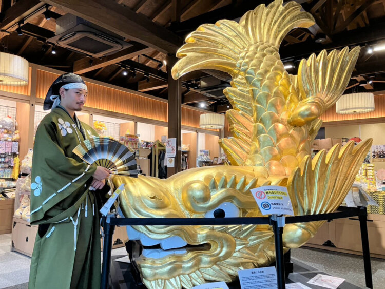 原寸大の金鯱模型がある土産屋『鯱上々』。