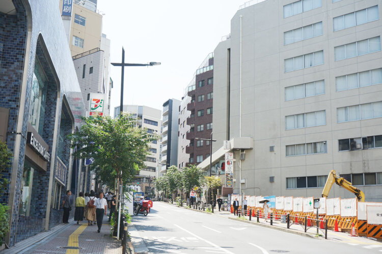 市ケ谷駅前の「新坂」。過去に何度も通っていたこの道の先に、トレインドナース教育スタートの地がある。