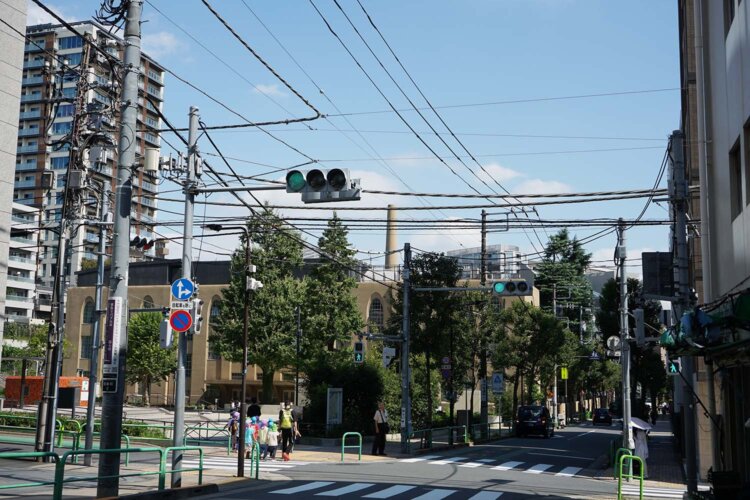 旧麹町区中六番町付近には東郷元帥記念公園（千代田区三番町18）がある。