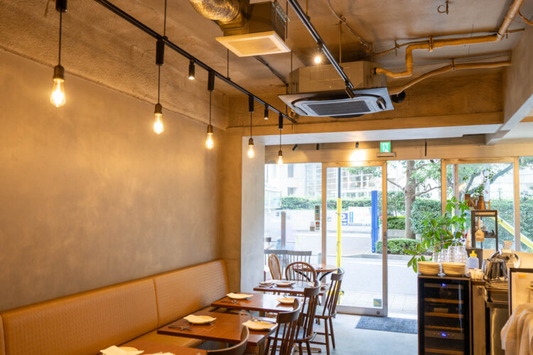 店内はカウンターを合わせて24席と余裕あり。