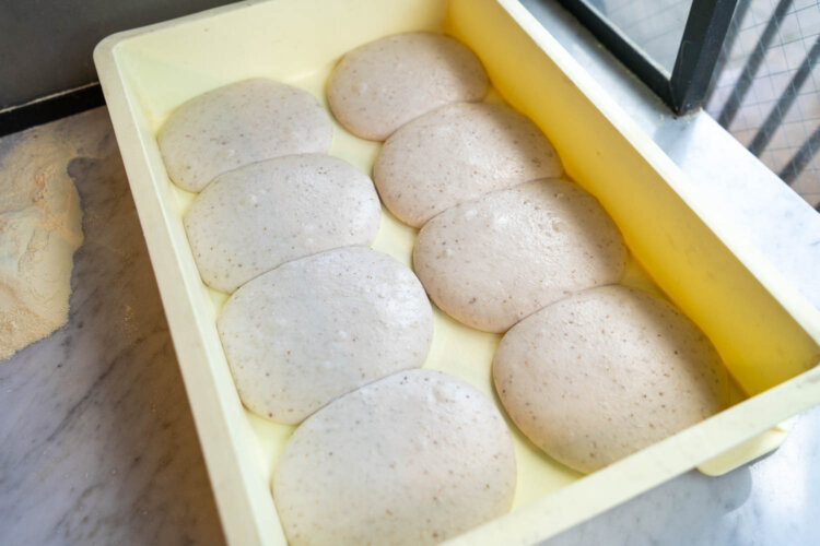 3種類のイタリア産小麦を使って作るピッツァの生地。なるべく室温で発酵させている。