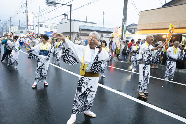 3日（土）の16時30分～17時30分に行われる「ISEHARAおどりおどらナイト」では、伊勢原大神宮前から伊勢原小学校入口交差点付近までの県道を多くの市民が踊り歩く。